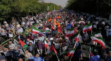 تراجع قياسي.. الريال الإيراني يسجل مستويات جديدة أمام الدولار وسط ضغوط اقتصادية